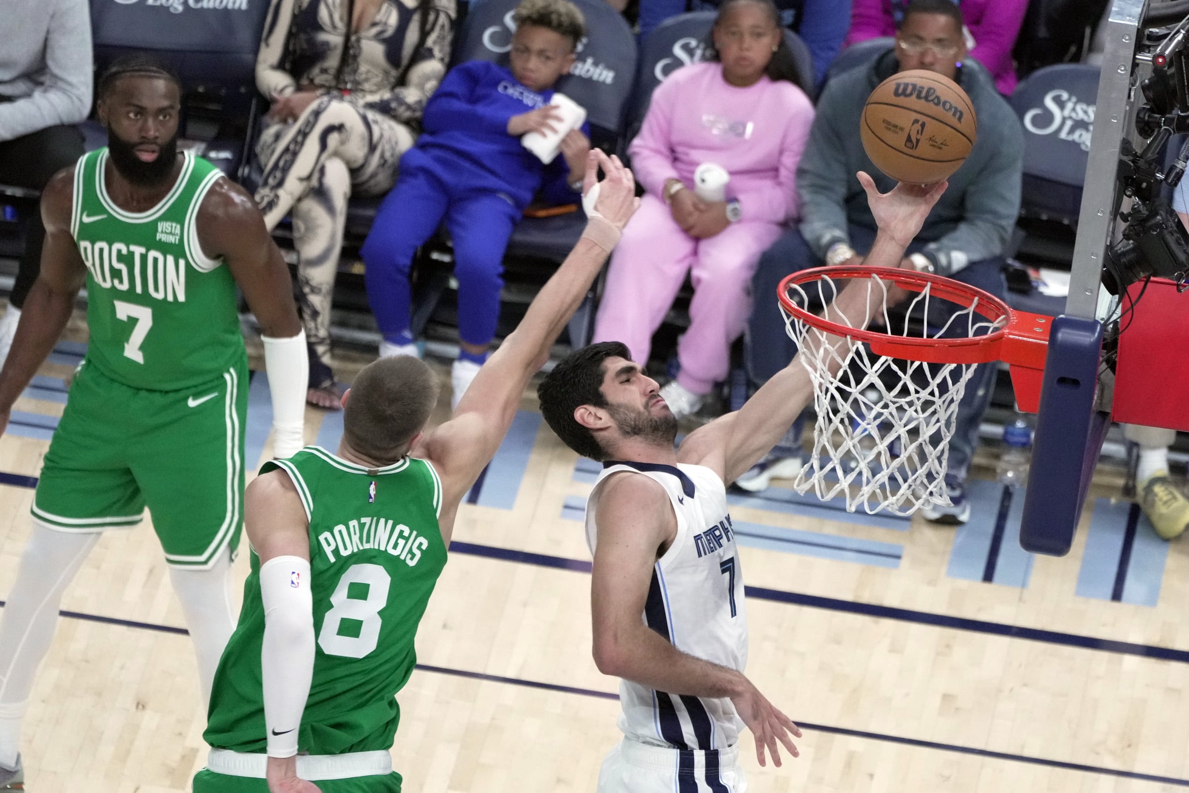 Santi Aldama, de los Memphis Grizzlies, salta a la canasta contra la defensa de Kristaps Porzingis de los Boston Celtics