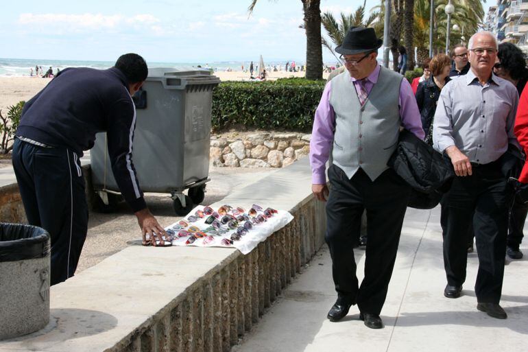 Un 'manter' ven ulleres de sol al Passeig Marítim de Calafell