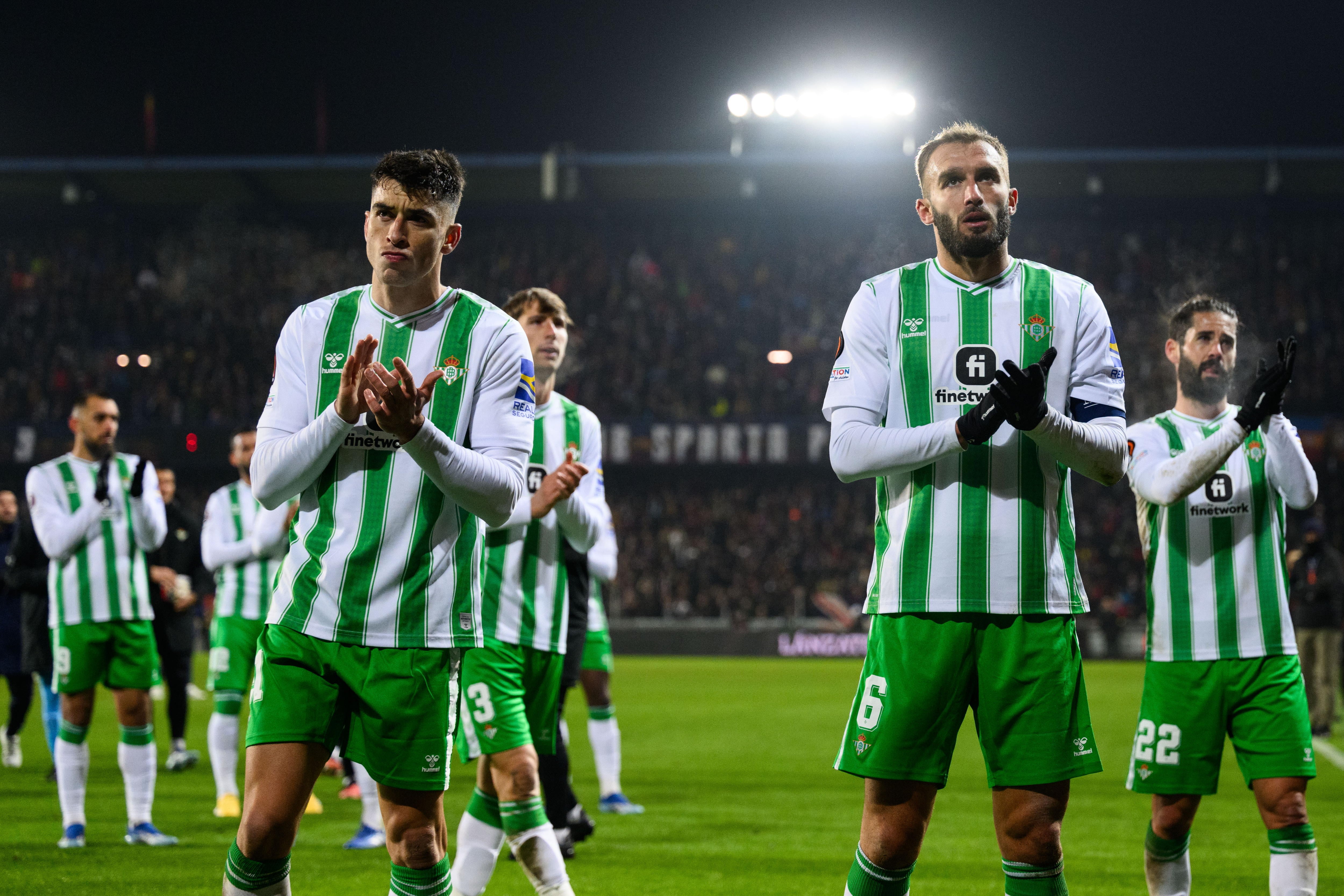 Prague (Czech Republic), 30/11/2023.- Players of Real Betis (L-R) Marc Roca, German Pezzella, and Isco cheer to their fans after the UEFA Europa League group C match between Sparta Prague and Real Betis in Prague, Czech Republic, 30 November 2023. (República Checa, Praga) EFE/EPA/VLASTIMIL VACEK