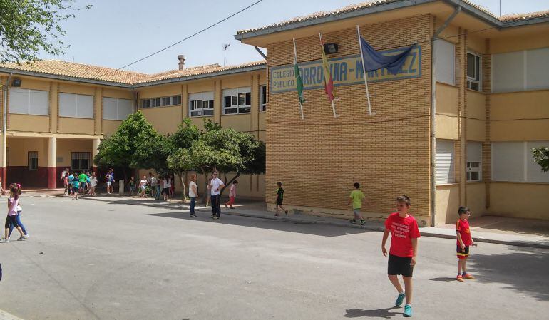 Alumnos en el patio exterior del Colegio &quot;Maestros Arroquia-Martínez&quot;