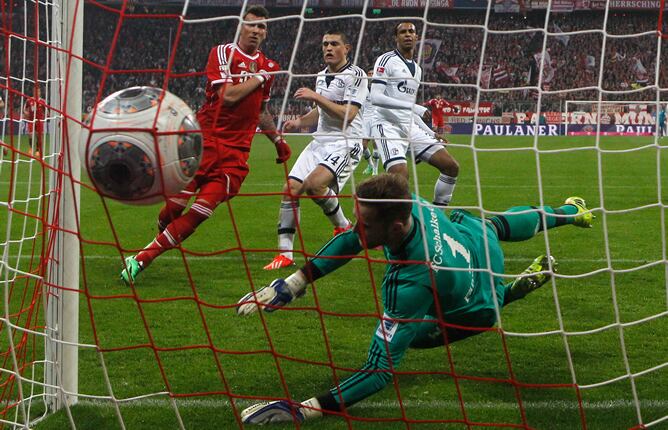 Mario Mandzukic hace el tercer gol de la tarde para el Bayern.