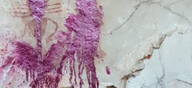 Daños causados a las pinturas rupestres situadas en el Parque Natural de Despeñaperros.