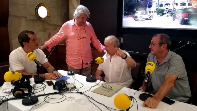 José Manuel Varo con Pedro Nuño de la Rosa (de pie) y Pepe Soto (sentado a su izquierda)