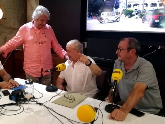 José Manuel Varo con Pedro Nuño de la Rosa (de pie) y Pepe Soto (sentado a su izquierda)