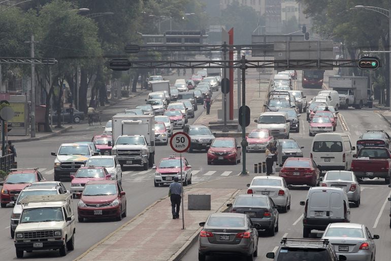 El Gobierno mexicano ha aprobado una nueva norma que busca disminuir la contaminación del aire en el Valle de México a través del establecimiento de niveles de emisión &quot;más estrictos&quot;.