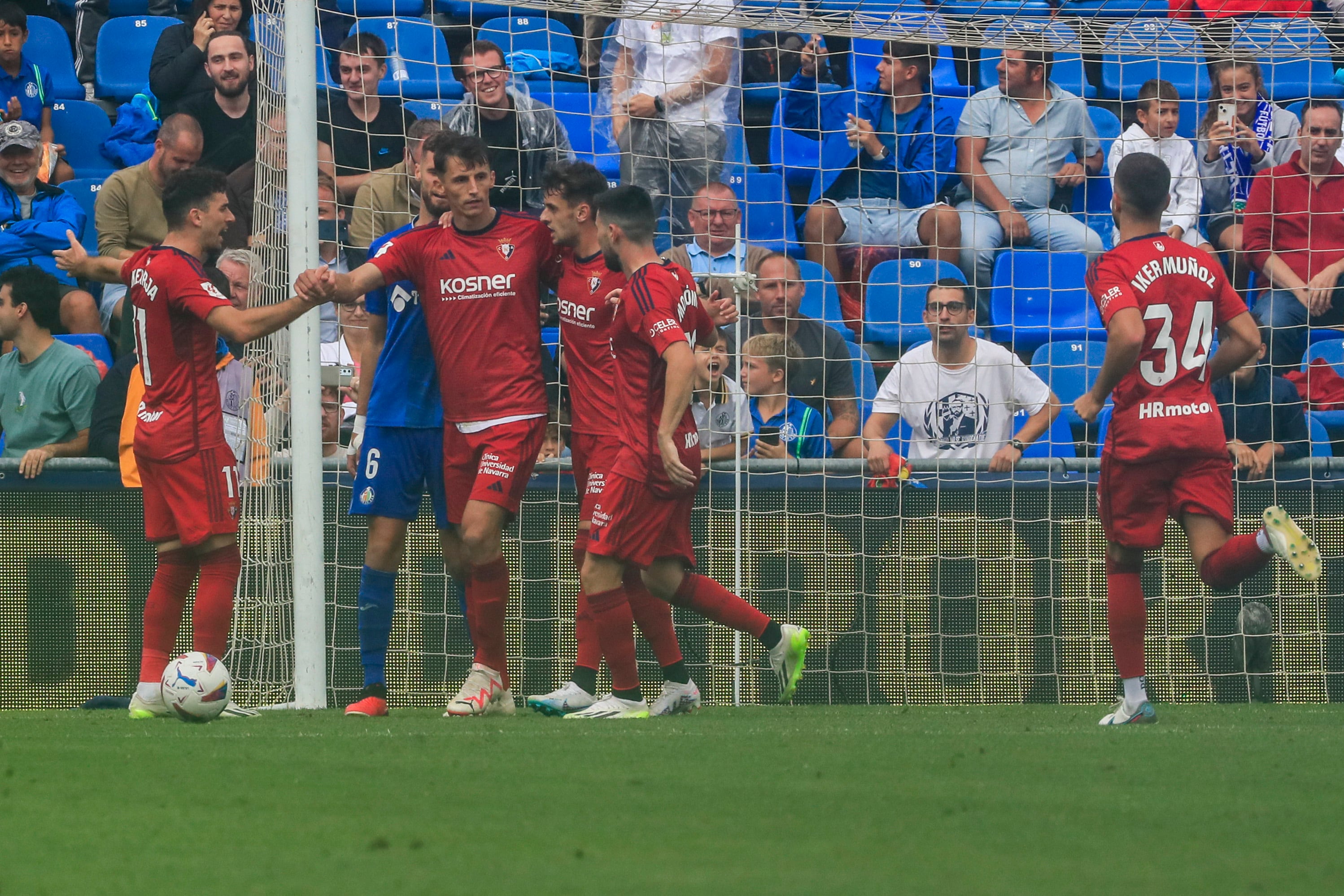 Los jugadores de Osasuna celebran el gol de Budimir en el partido en el Coliseum Alfonso Pérez de Getafe