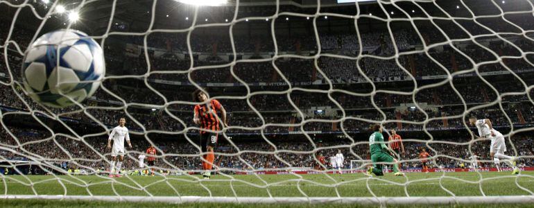 Gol del delantero del Real Madrid Karim Benzema en la portería del Shakhtar Donetsk.