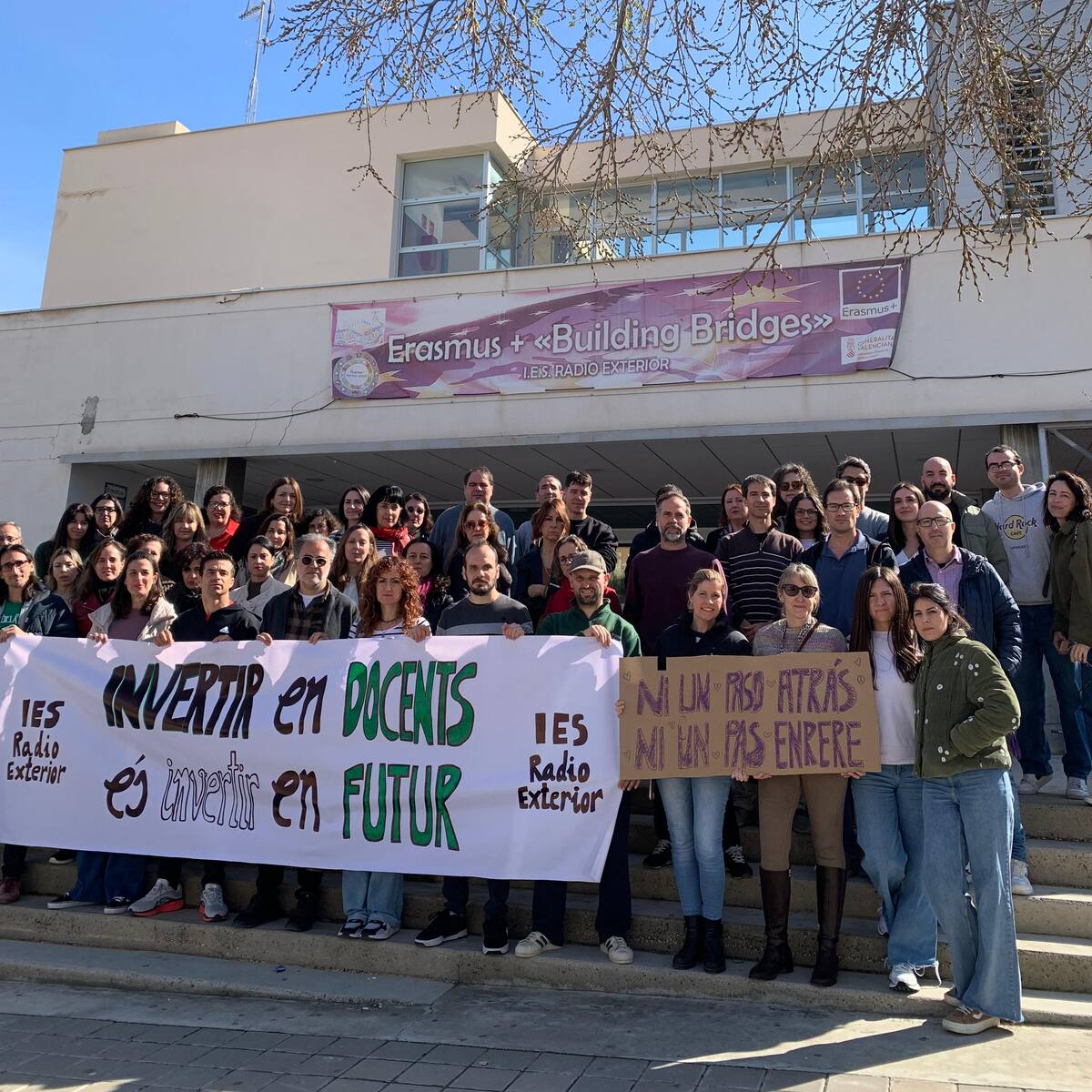 Profesores y alumnado de Alicante secundan asambleas y protestas a las puertas de IES y colegios, como antesala a la huelga del 31 de marzo
