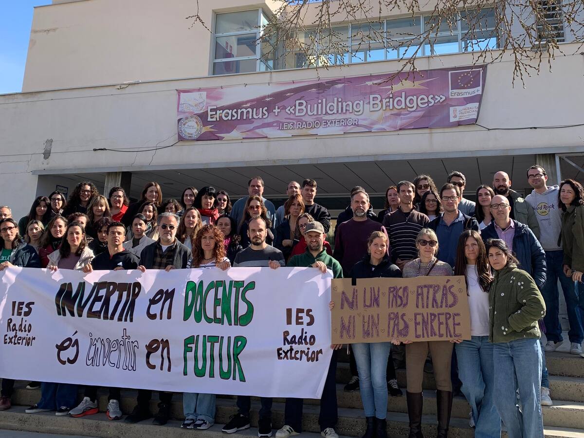 Profesores y alumnado de Alicante secundan asambleas y protestas a las puertas de IES y colegios, como antesala a la huelga del 31 de marzo