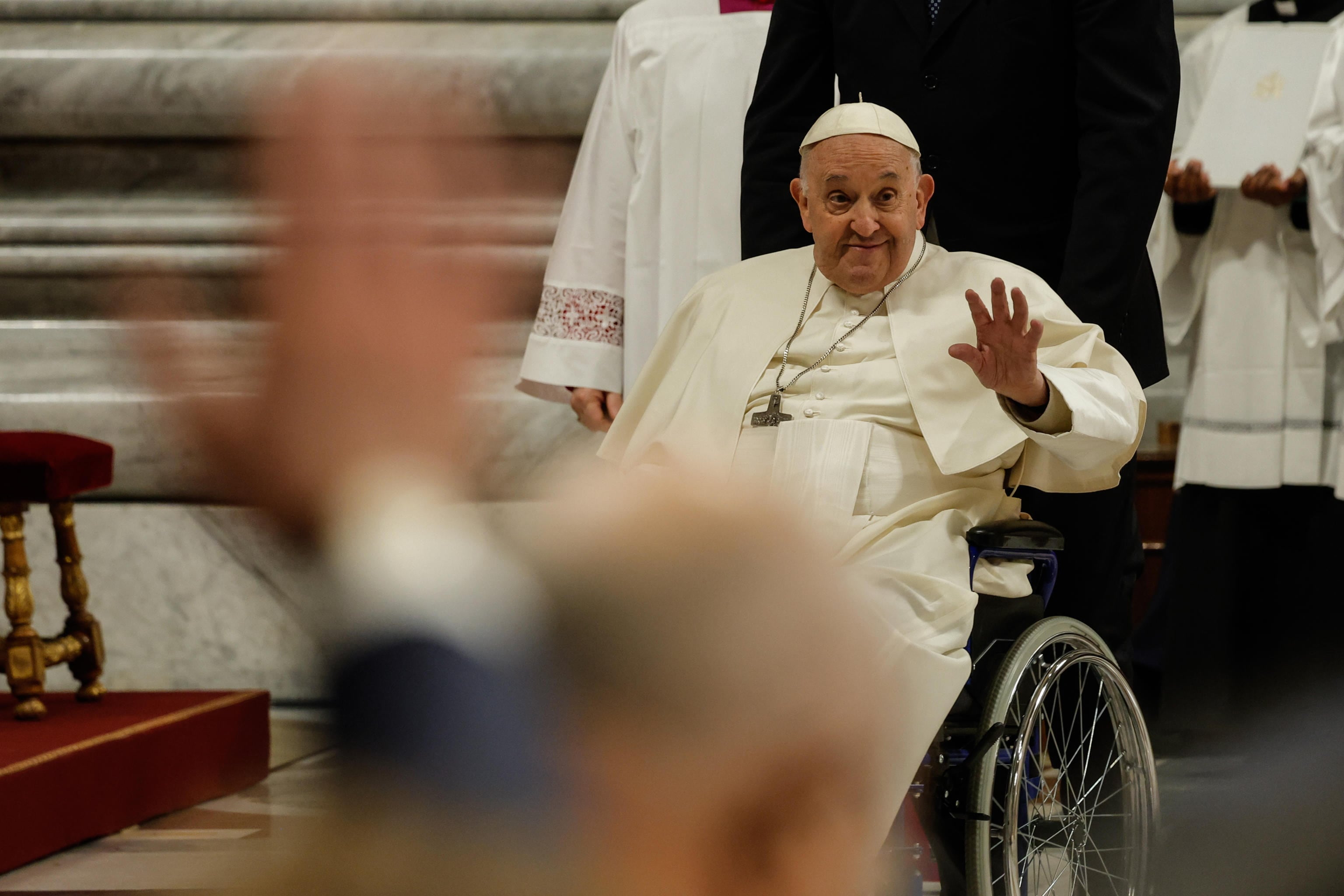 El papa preside la misa del Domingo de Resurrección en la plaza de San Pedro. (Papá) EFE/EPA/GIUSEPPE LAMI