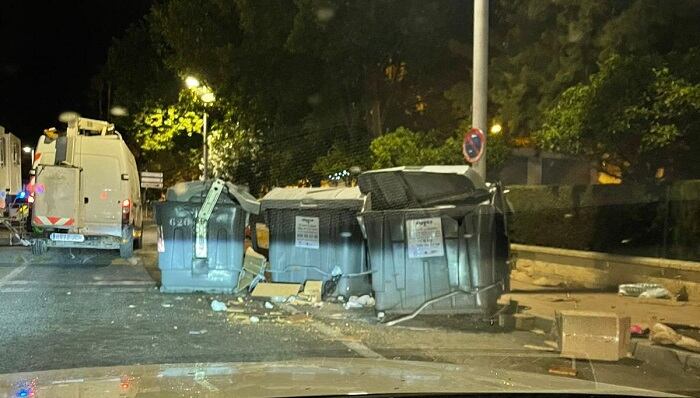 Estado en que quedaron los contenedores tras la huida.