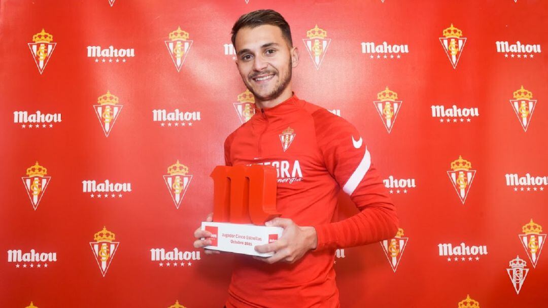 Fran Villaba con el trofeo Jugador Cinco Estrellas del Sporting del mes de octubre.