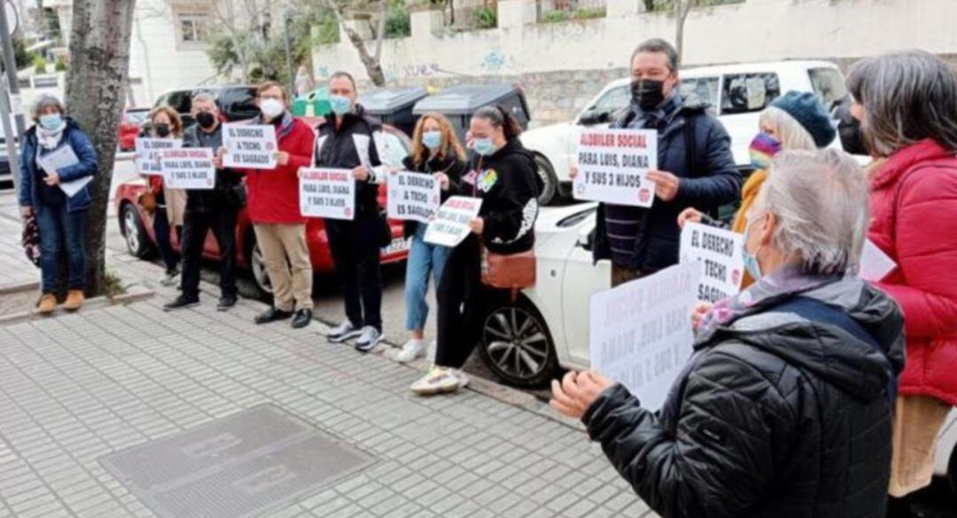 Protesta frente al Juzgado de Jaén esta semana por el desahucio de una familia vulnerable.