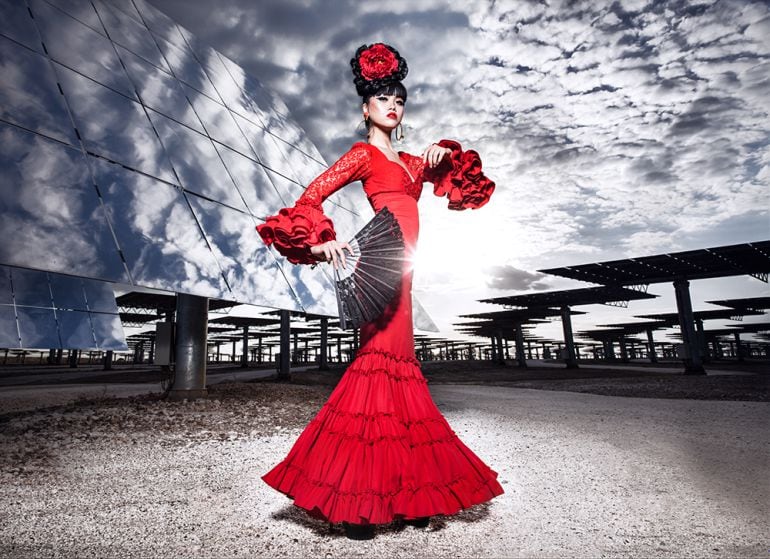 Jessica Minh Anh vestida de flamenca por la diseñadora sevillana Pilar Vera