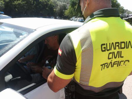 Agente de la Guardia Civil realizando un test de alcoholemia.