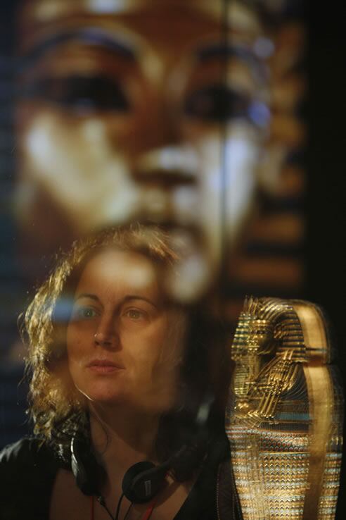 Imagen de una visitante durante la exposición londinense