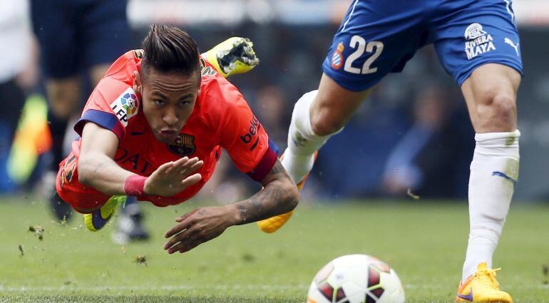 Neymar se cae durante el partido ante el Espanyol en Cornellà