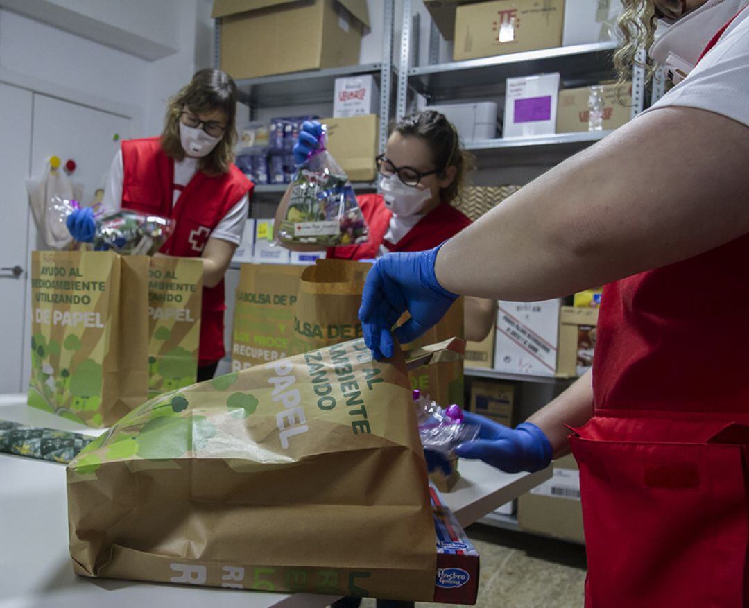 Voluntarios de Cruz Roja preparando los juguetes