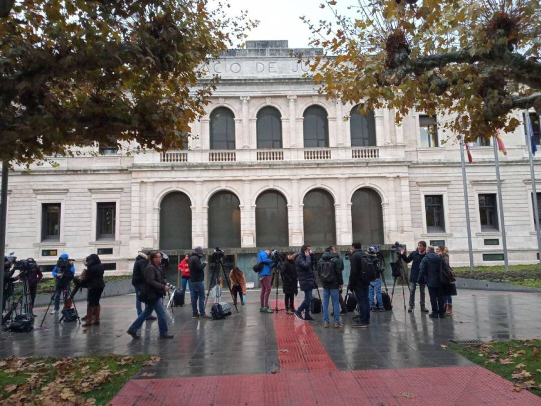 Periodístas y cámaras de televisión aguardan frente a la Audiencia Provincial de Burgos durante la celebración del juicio