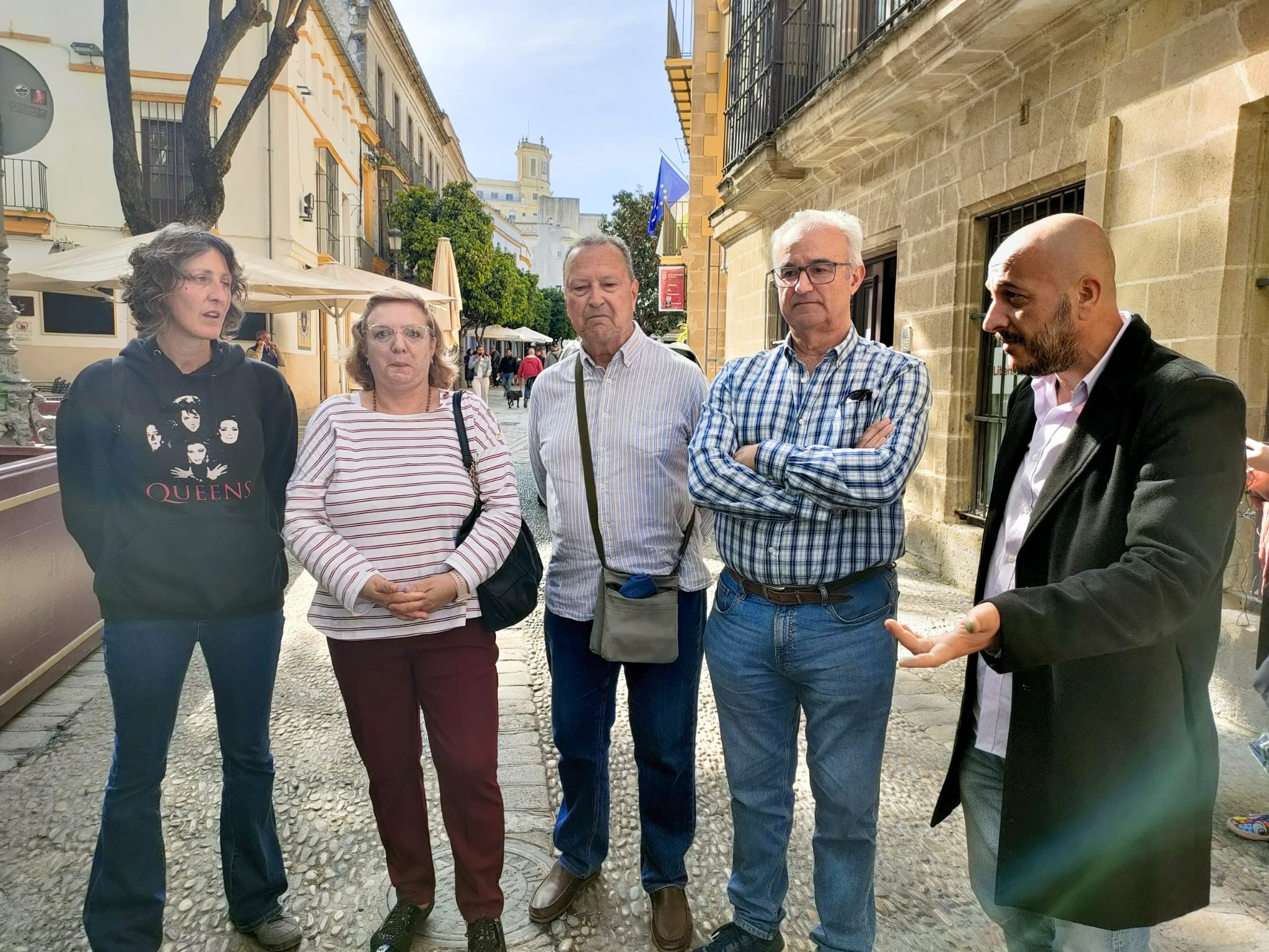 Miembros de la Plataforma de Afectados de Radioterapia del Hospital de Jerez, junto a los concejales, Raúl Ruiz-Berdejo y Kika Gonzalez / RJ