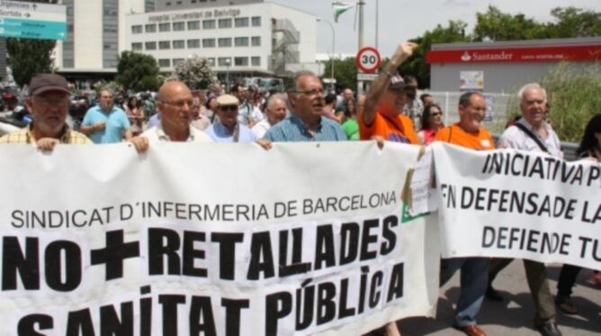 Diversos manifestants protestant pel tancament de llits a l&#039;Hospital de Bellvitge