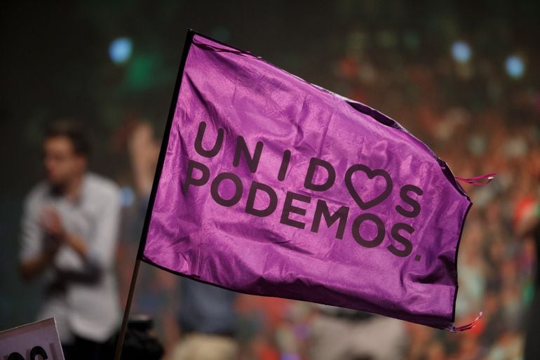 Una bandera de Unidos Podemos durante el acto tras el 26-J