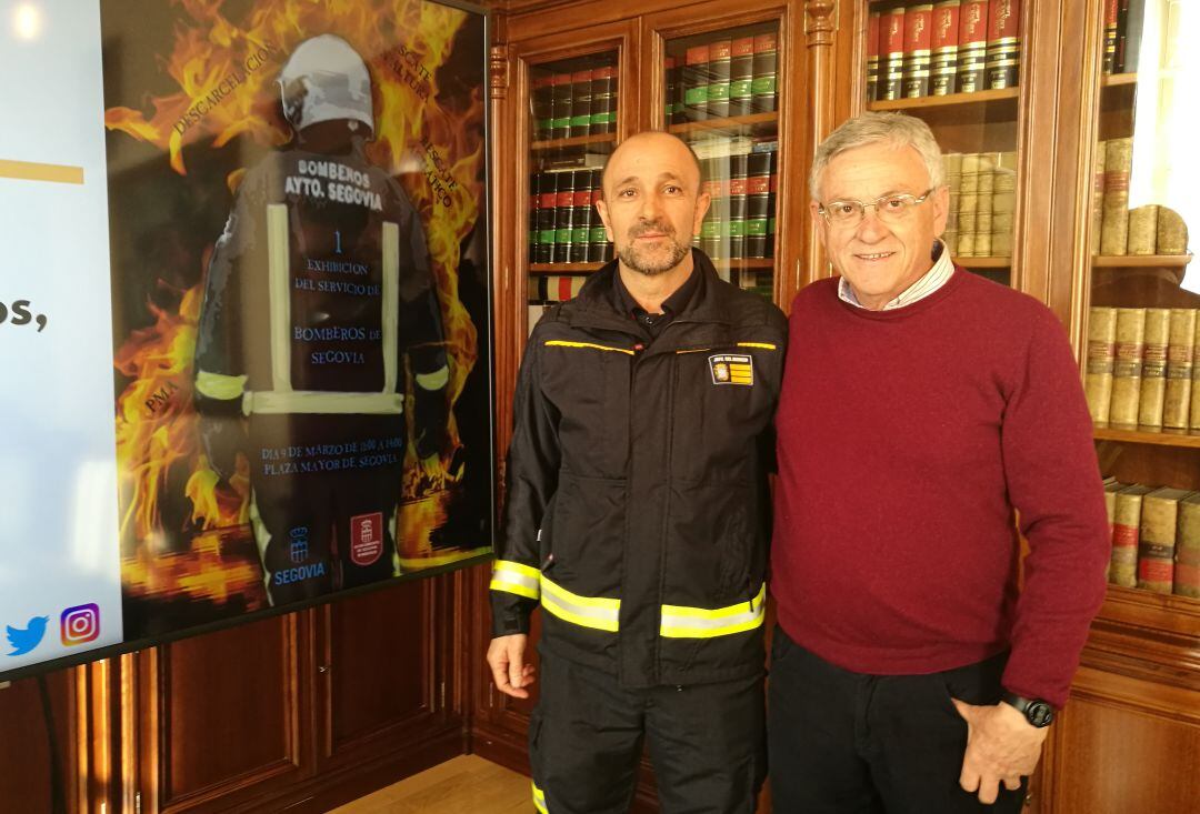 El jefe del parque de bomberos José Luis del Pozo y el concejal de bomberos, tráfico y seguridad Ramón Muñoz Torrero durante la presentación de las actividades