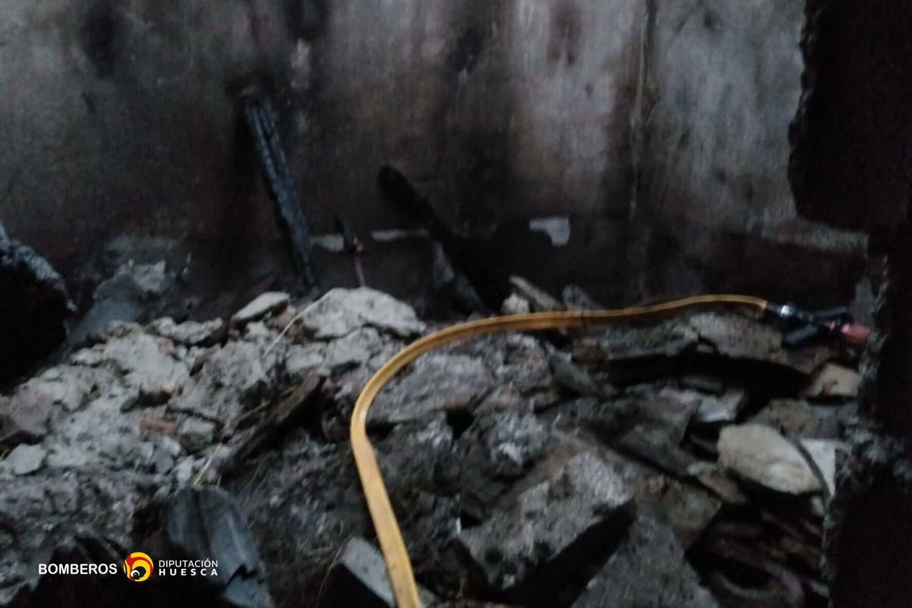 Los bomberos sofocan un incendio en Morillo de Monclús. Foto: Bomberos DPH