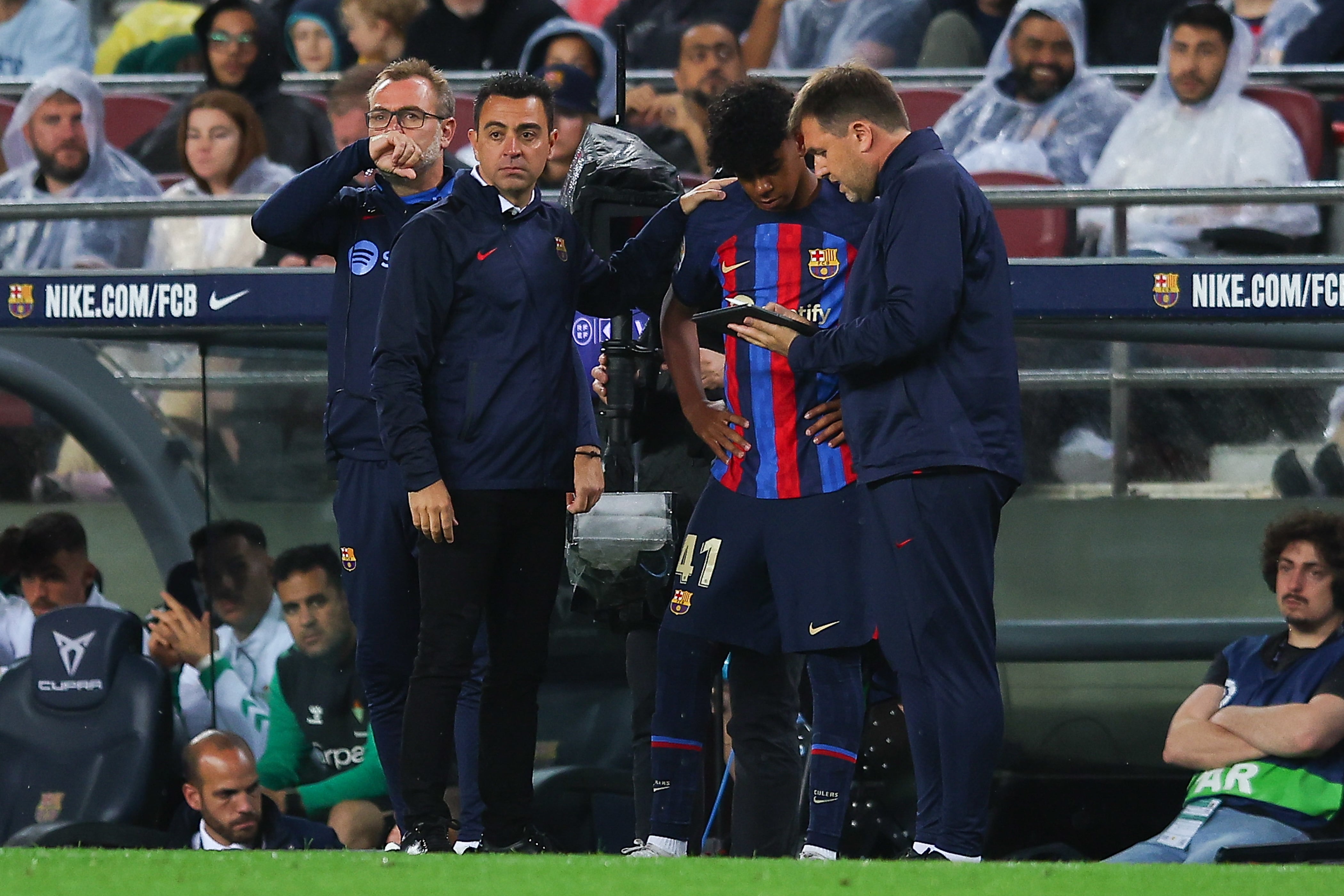 Xavi Hernández, junto a Lamine Yamal el día que debuta con el primer equipo del Barça