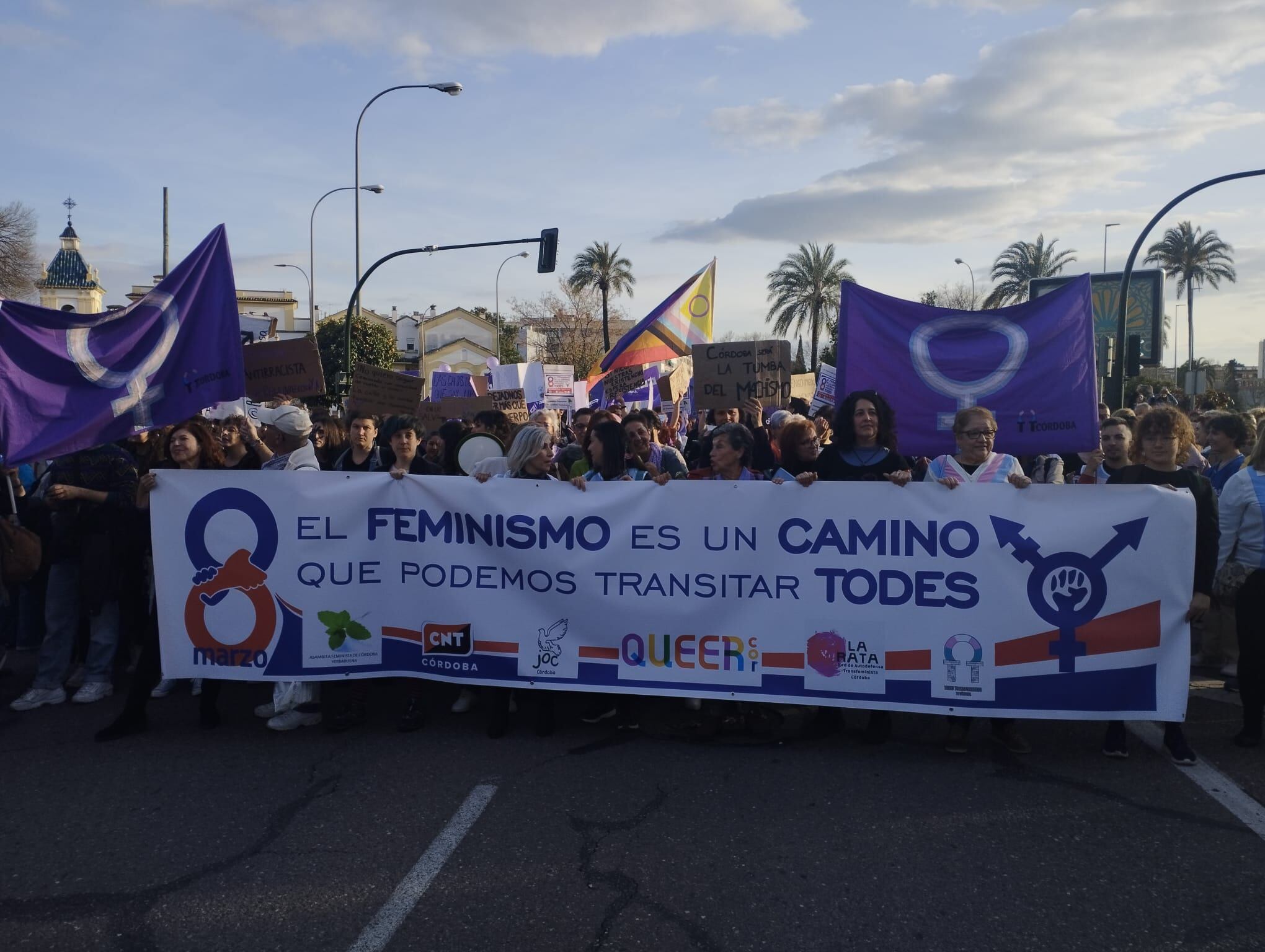 Pancarta de los colectivos de apoyo a las personas trans en la manifestación de Córdoba.