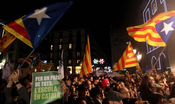 Miles de personas han llenado esta tarde la plaza Sant Jaume de Barcelona en respuesta a la convocatoria en defensa de la escuela catalana y del modelo de inmersión lingüística de la plataforma Somescola.cat, que aglutina a decenas de entidades educativas