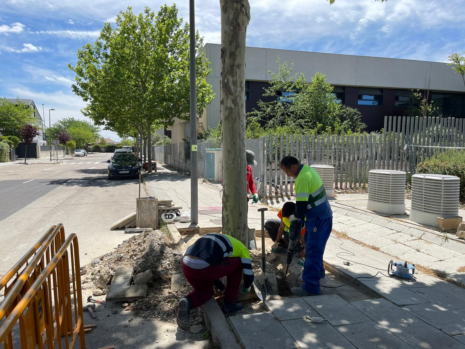 Obras de renovación de las aceras en Paracuellos de Jarama