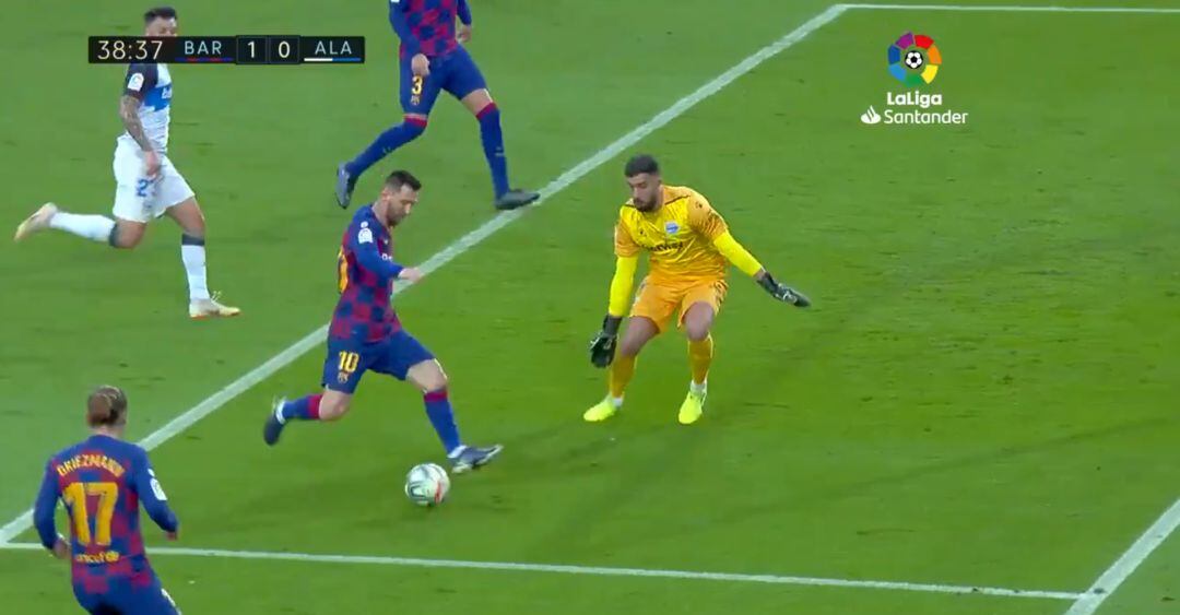 Messi y Griezmann durante una jugada del Barça - Alavés