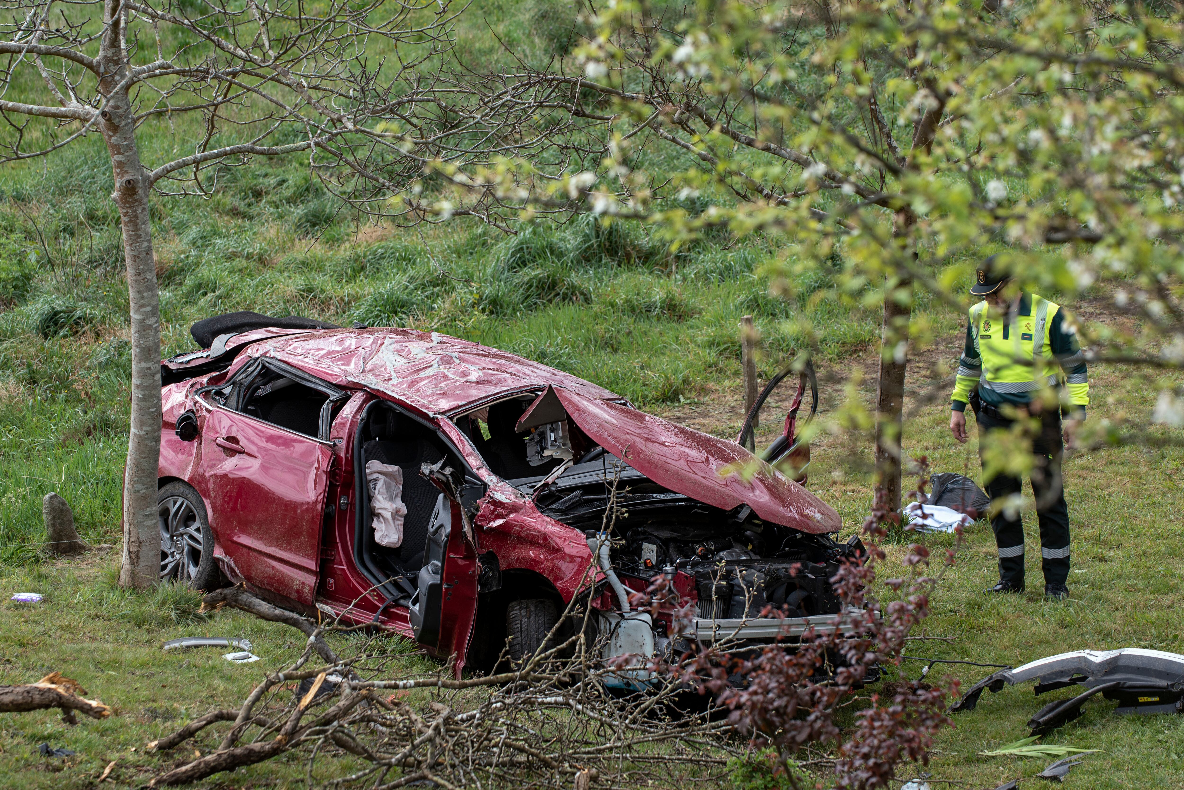 Estado del coche siniestrado en Xove el pasado 1 de abril. EFE/Emilio Pérez