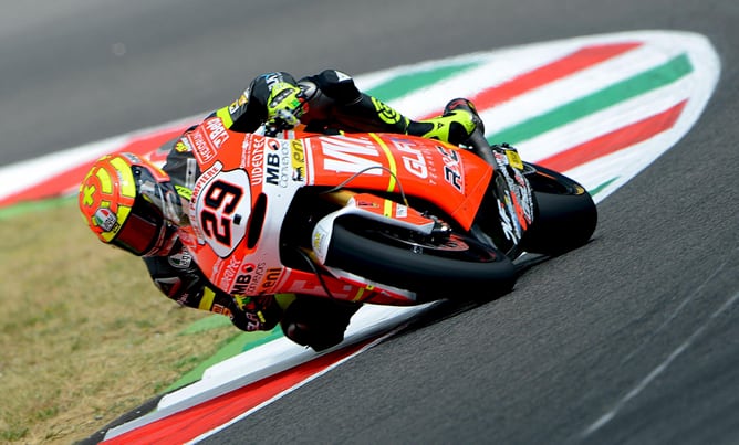 El piloto italiano de Moto2 Andrea Iannone durante una sesión de entrenamientos libres para el Gran Premio de Italia de motociclismo, el sábado 14 de julio de 2012 en el ciurcuito de Mugello (Italia).