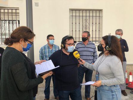 Uno de los vecinos de la Villa Vieja muestra su negativa a la instalación de un albergue en la zona.