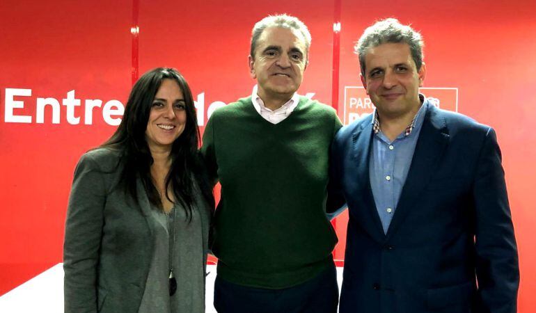 La portavoz del grupo municipal, Cristina Vélez; el secretario general del PSOE-M, José Manuel Franco; y el secretario general en Parla, Ramón Jurado han coincidido en un acto en la agrupación