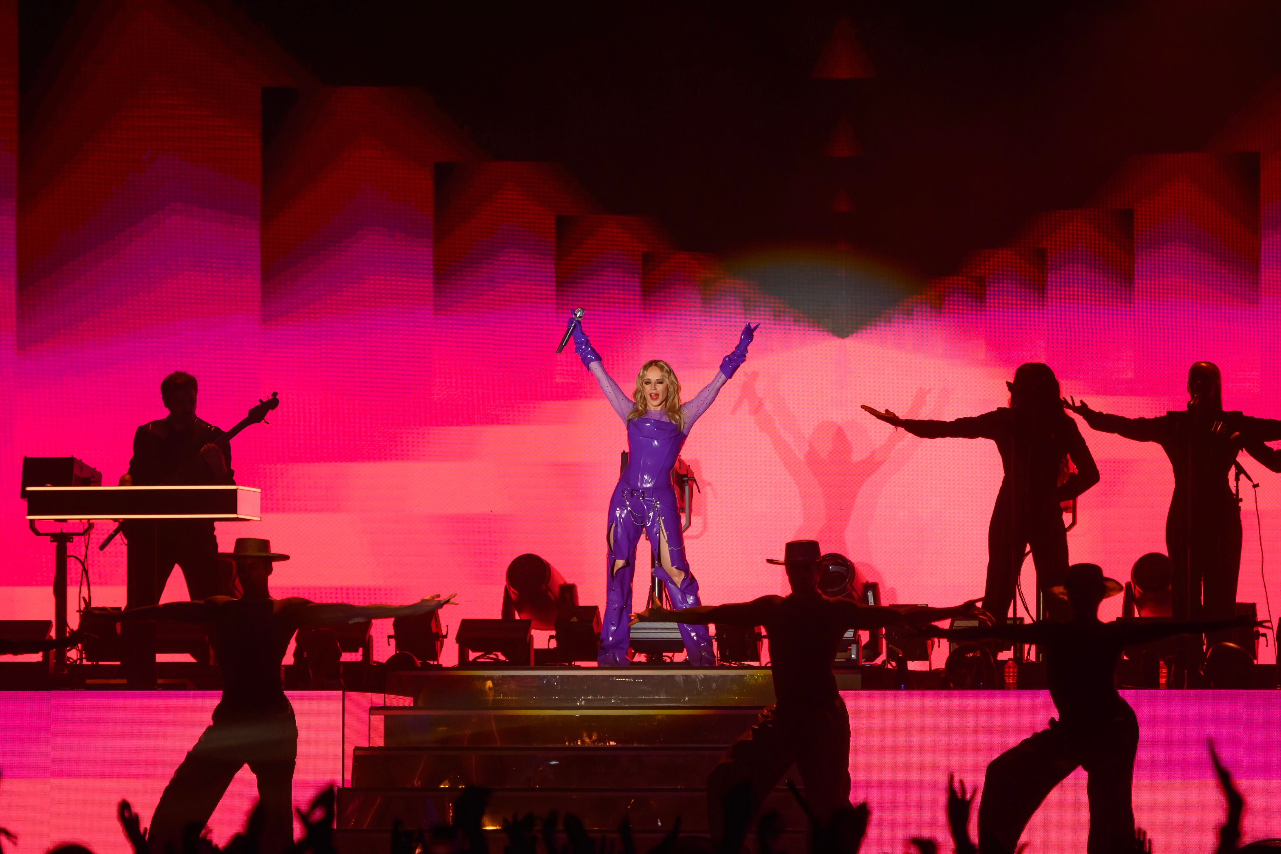 SEVILLA, 14/07/2025.- Un momento del concierto que ofrece esta noche la cantante australiana Kylie Minogue en la Plaza de España de Sevilla, el último concierto de esta temporada del Icónica Sevilla Fest que se celebra en la capital andaluza. EFE/Raúl Caro
