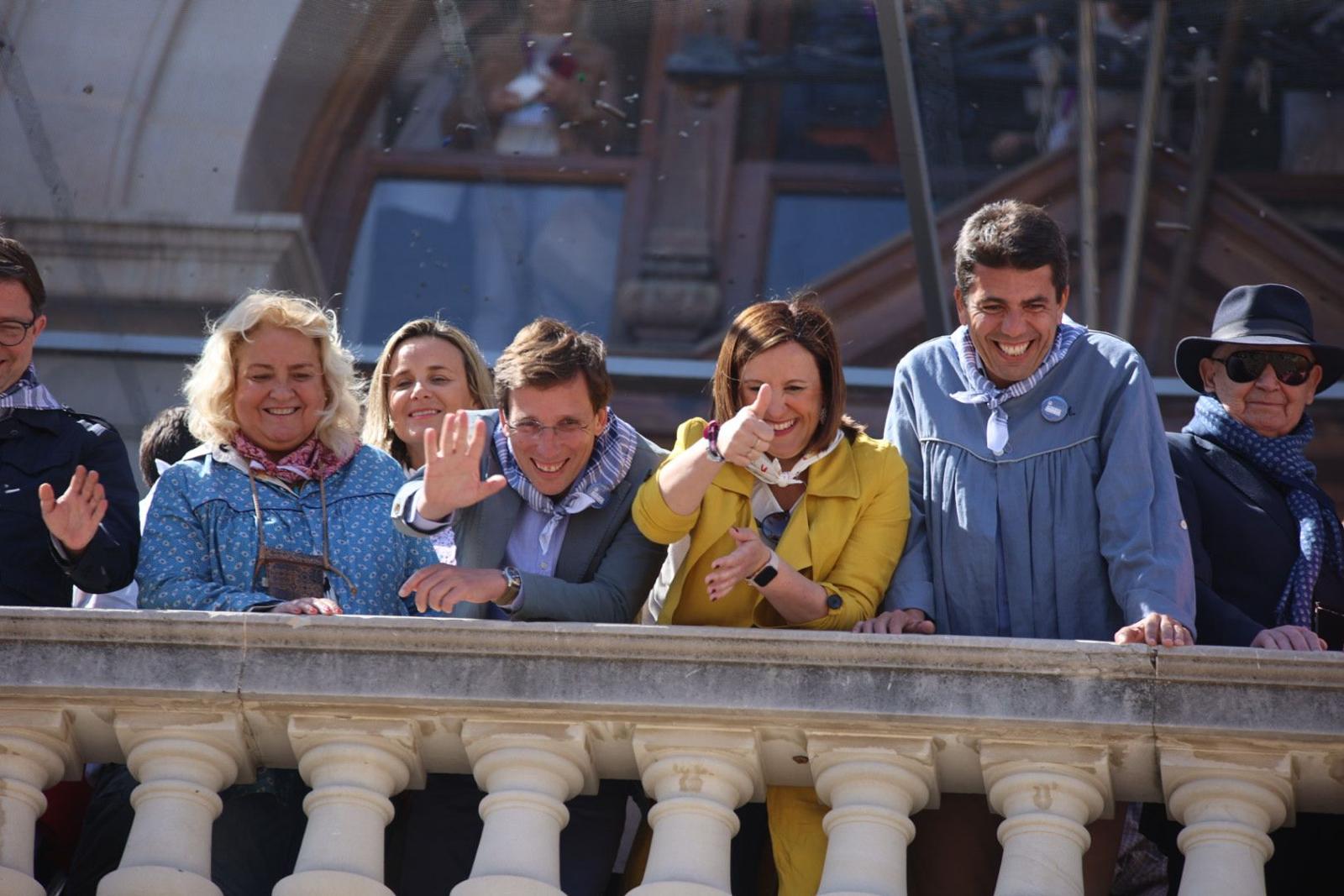 José Luis Martínez Almeida junto a María José Catalá y Carlos Mazón en las Fallas de València de 2023