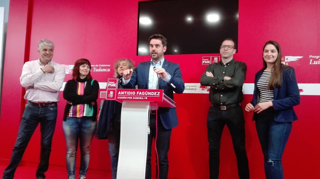 Antidio Fagúndez junto a algunos de los componentes de la canidatura del PSOE del Ayuntamiento de Zamora