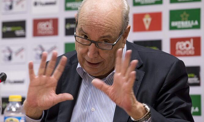 El presidente del Real Murcia, Jesús Samper, durante una rueda de prensa en el estadio Nueva Condomina.
