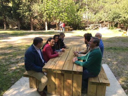 Otro momento de la visita, conociendo las nuevas mesas y bancos instalados