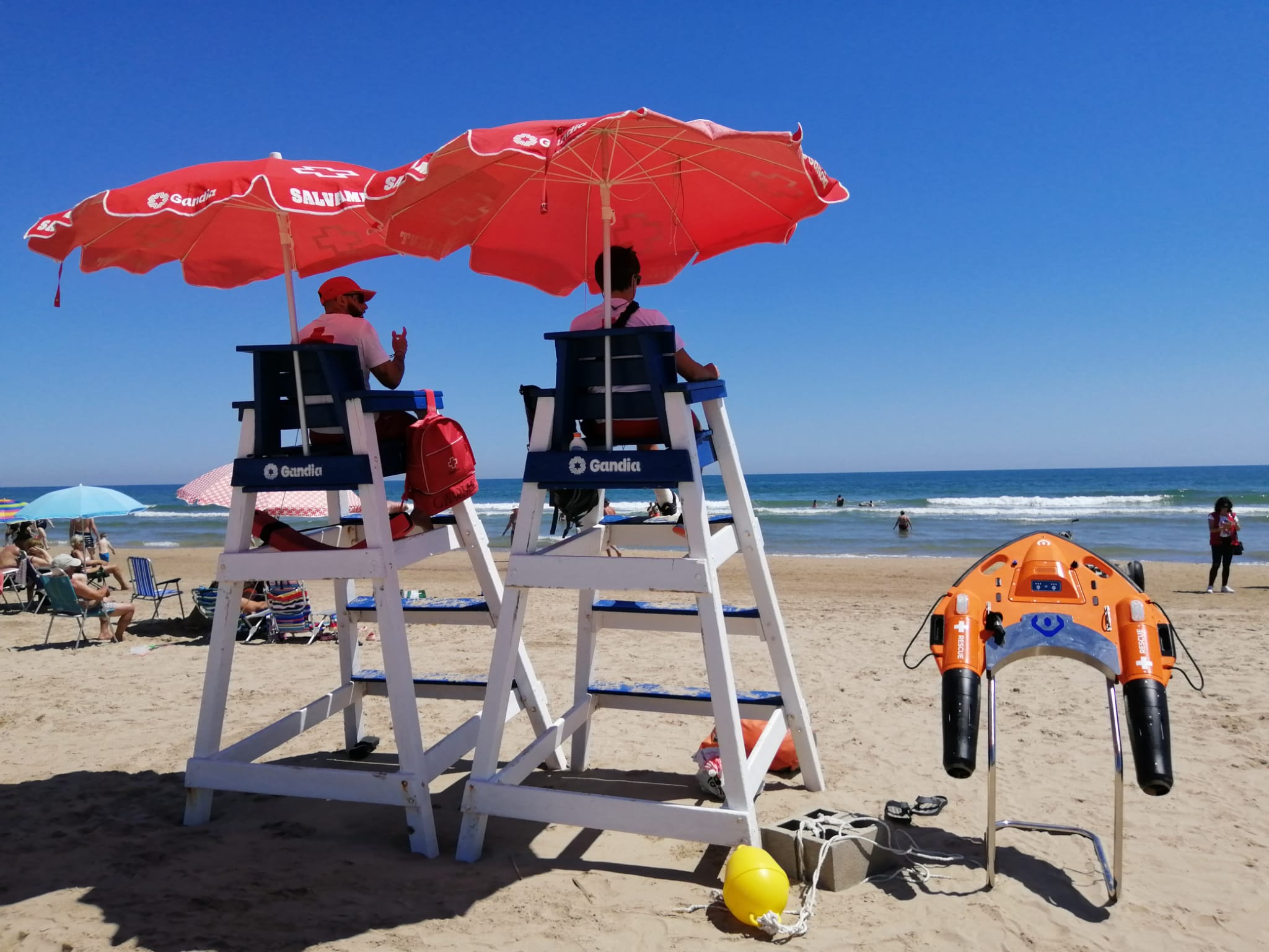 Dos socorristas junto al nuevo dron salvavidas.
