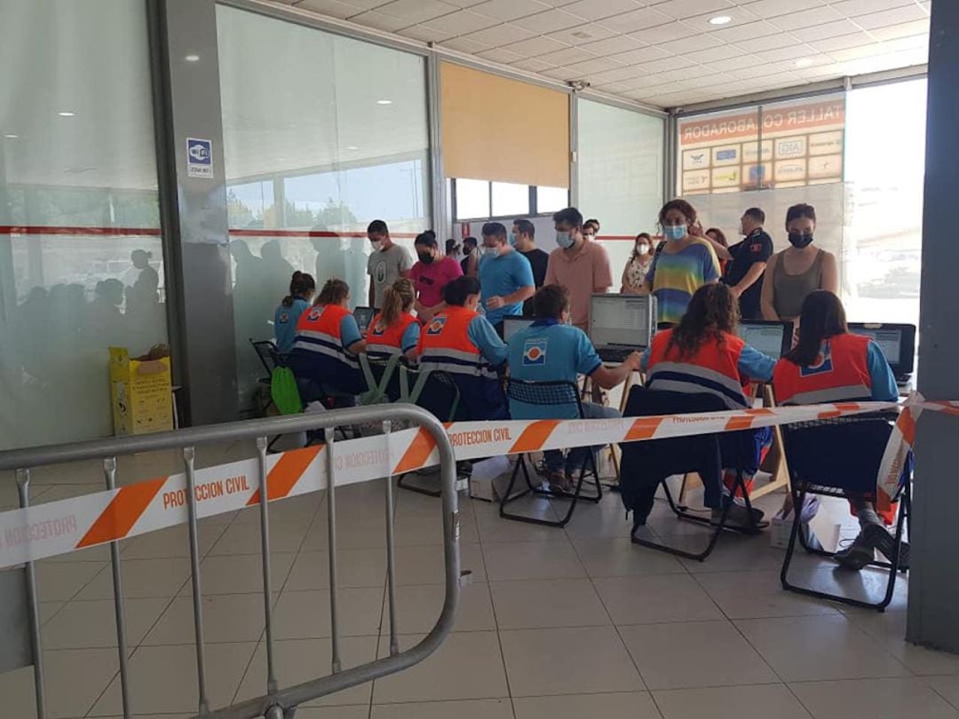 Sanitarios trabajando en el punto de vacunación de Úbeda