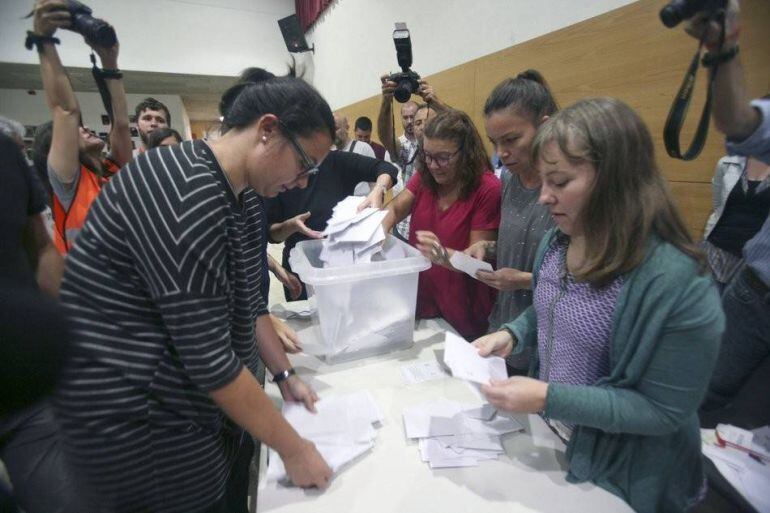 Recuento de votos en un instituto de Tarragona durante el 1-O