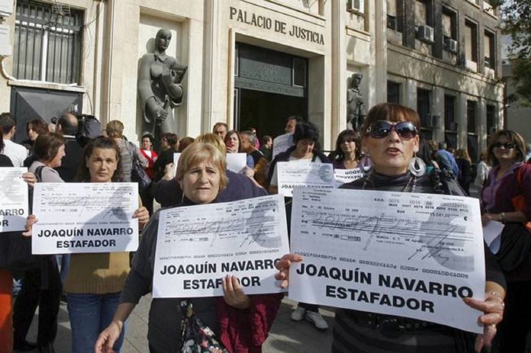 Trabajadores de la empresa Conservas Fernández, manifestándose a las puertas del TSJ de Murcia, por el impago de las indemnizaciones.