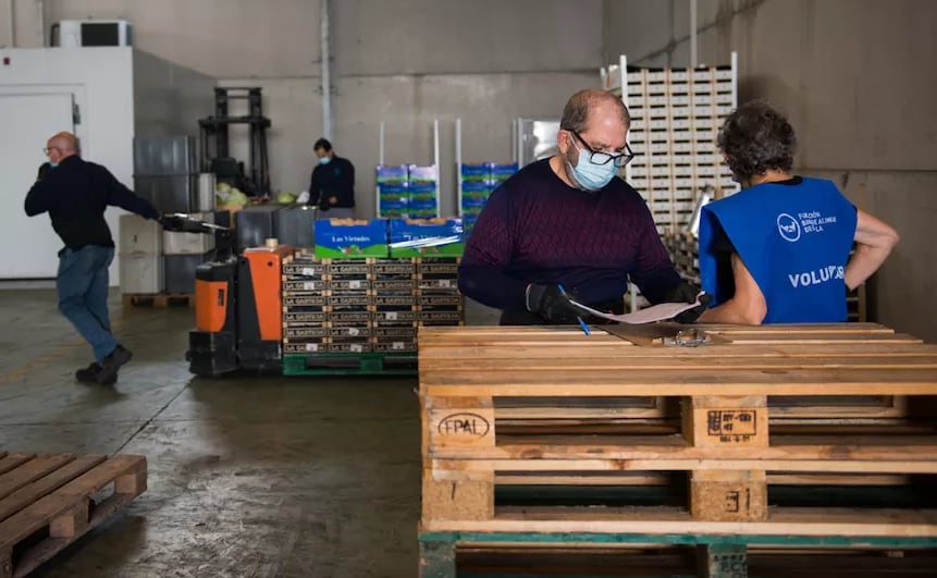 Voluntarios del Banco de Alimentos de Cádiz en plena faena