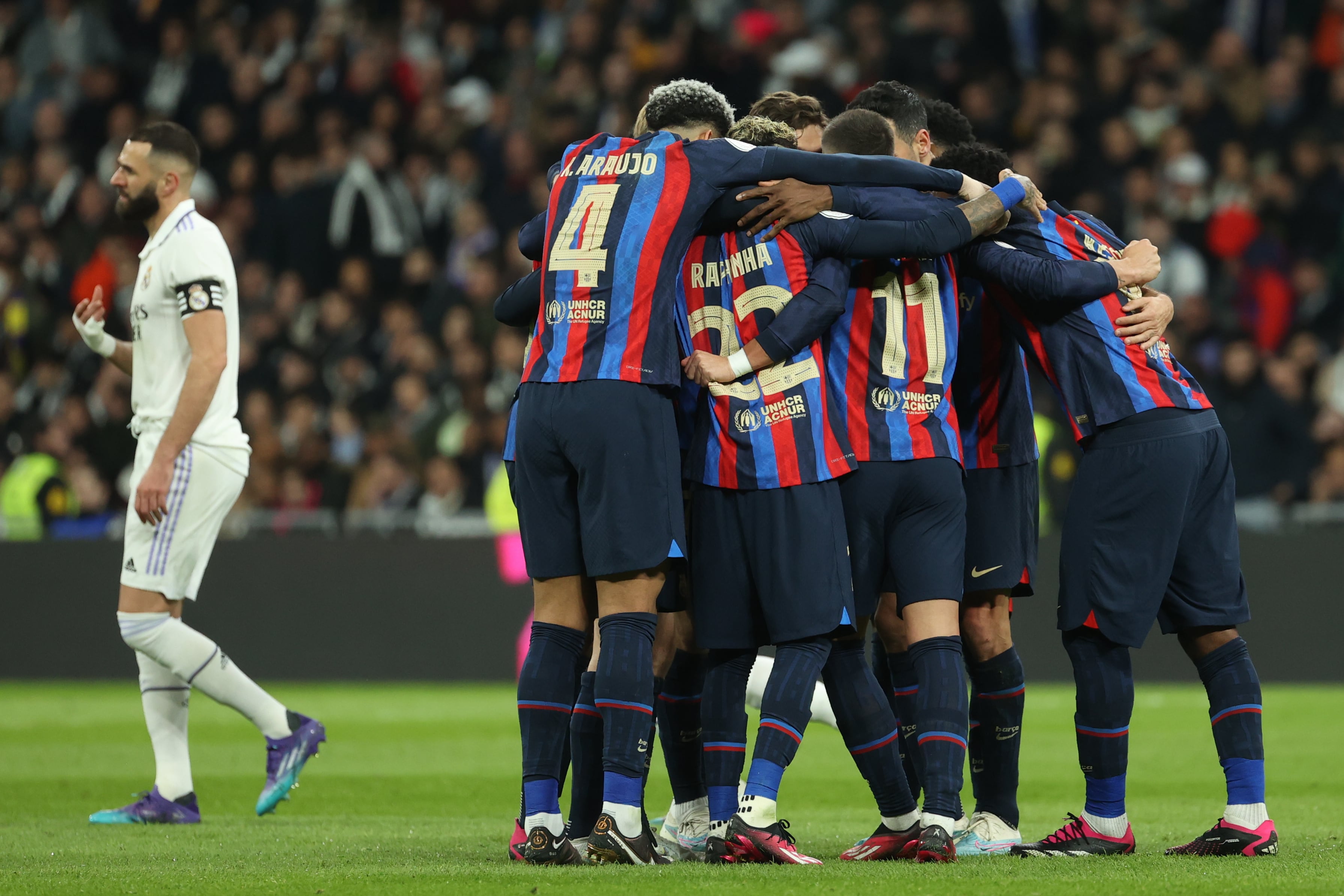 Los jugadores del FC Barcelona celebran el primer gol del equipo blaugrana durante el encuentro correspondiente a la ida de las semifinales de la Copa del Rey que disputan frente al Real Madrid en el estadio Santiago Bernabéu.