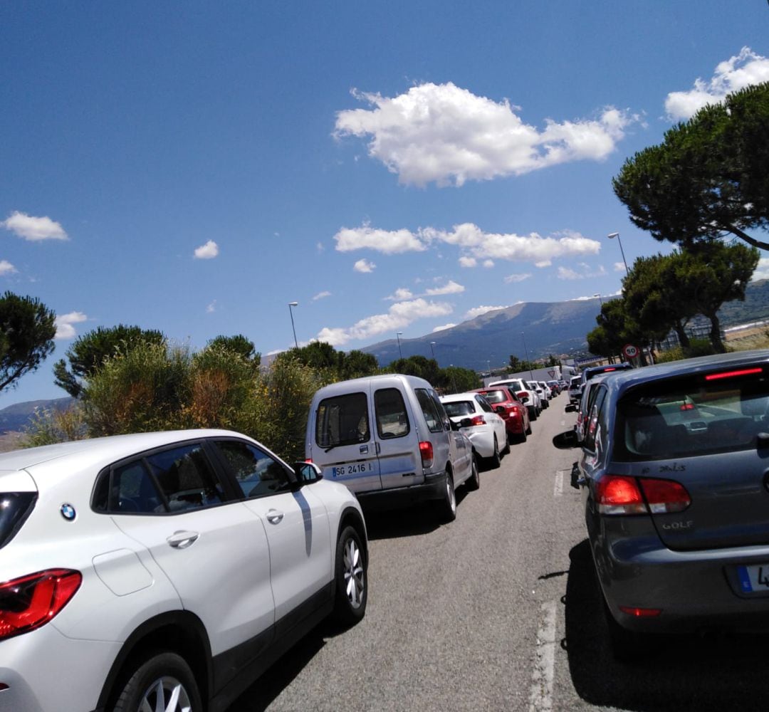 Atascos a primera hora de la tarde de hoy en la carretera de La Granja por las obras de asfaltado