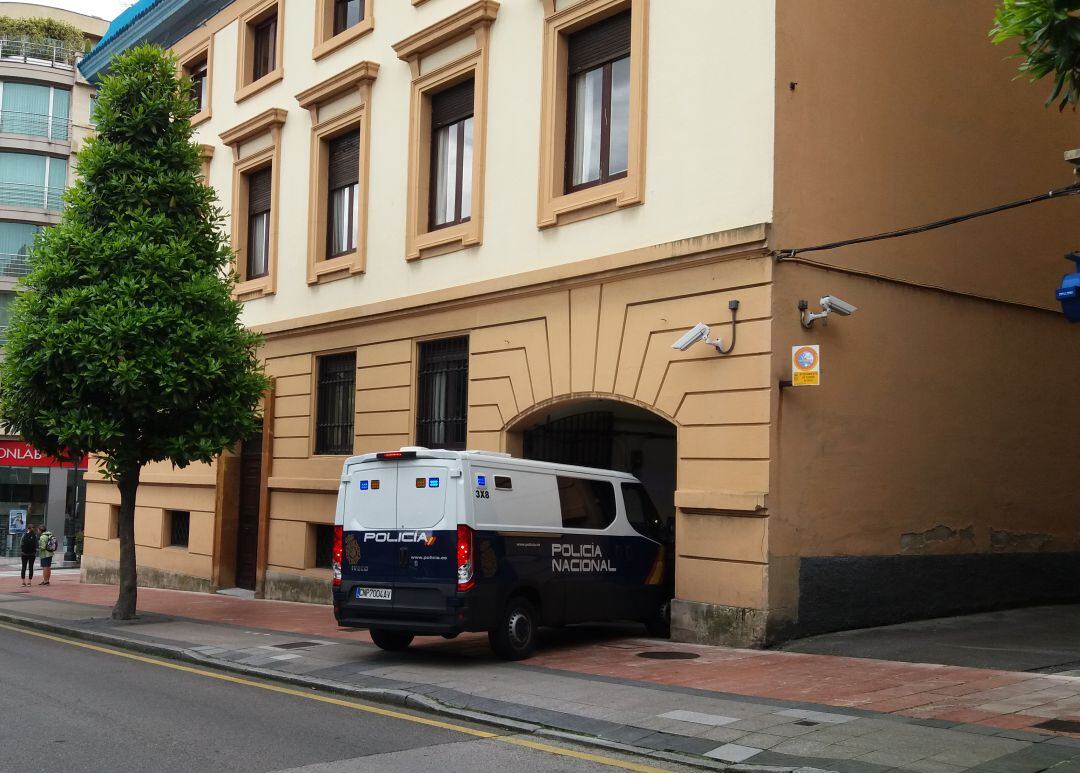El furgón de la Policía Nacional entra en las dependencias de la Comisaría de Oviedo para trasladar a los detenidos a los juzgados de Oviedo, para su puesta a disposición judicial.
